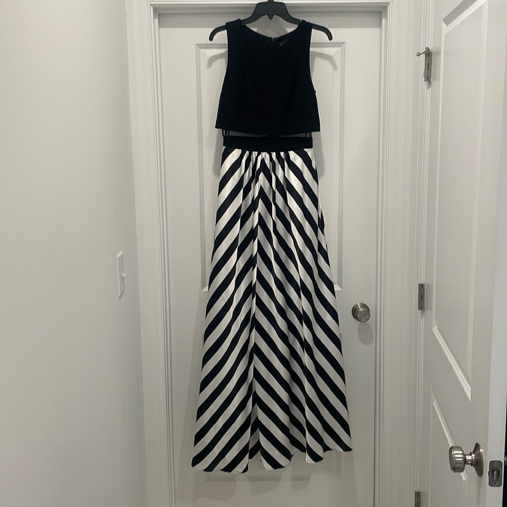 Beautiful black and white formal dress size 8